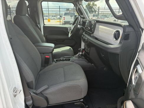 Used 2025 Jeep Wrangler Unlimited Sahara AWD/4WD image 35
