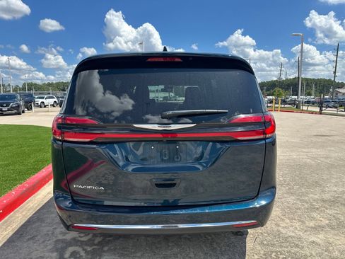 Used 2025 Chrysler Pacifica Select FWD image 6