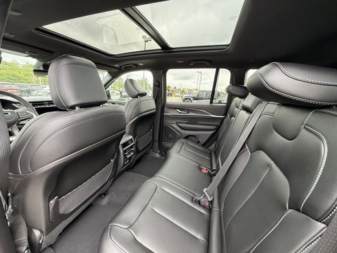 New 2025 Jeep Grand Cherokee Limited w/ Black Appearance Package image 22