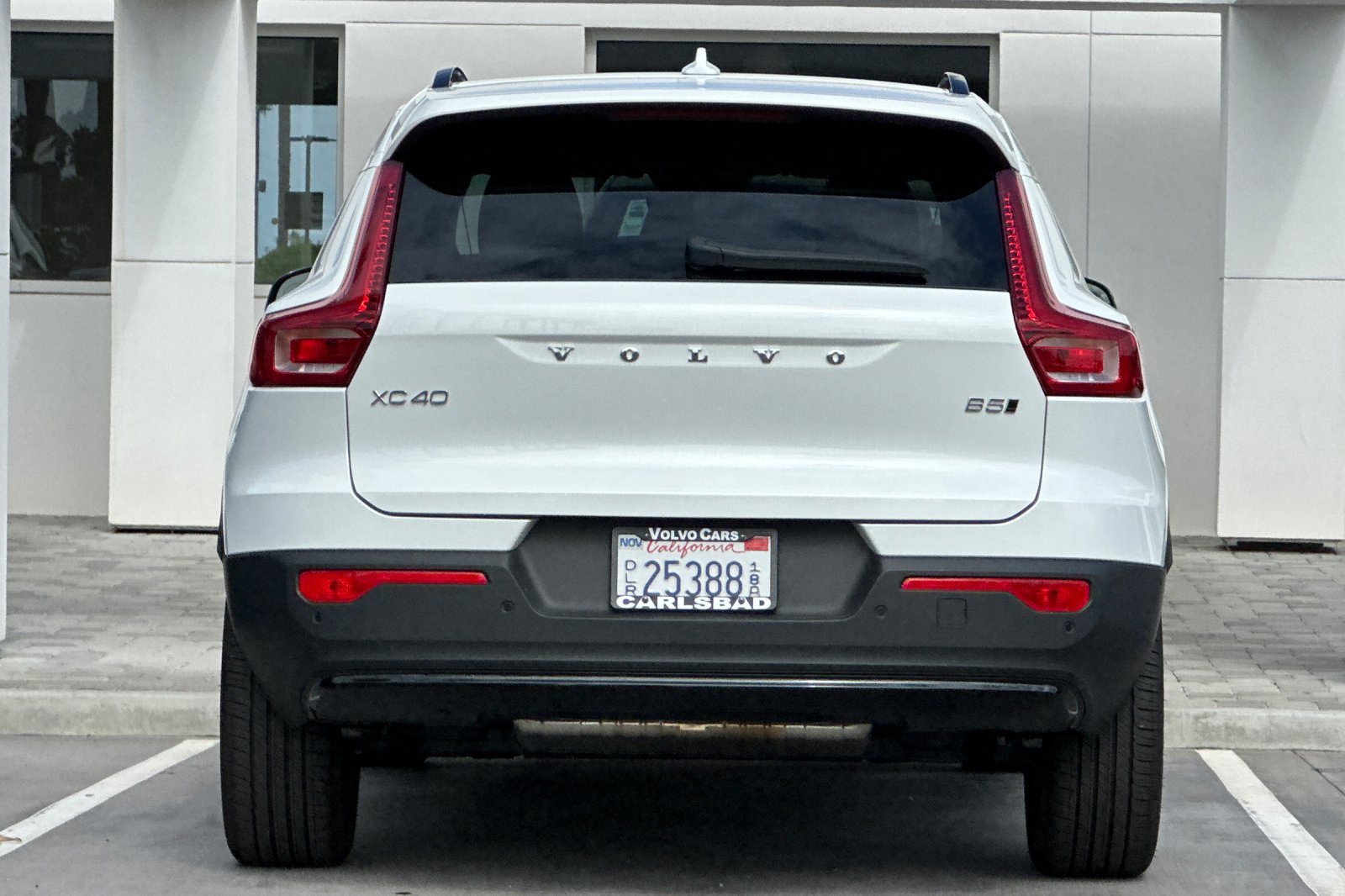 Certified 2025 Volvo XC40 B5 Plus AWD/4WD image 5