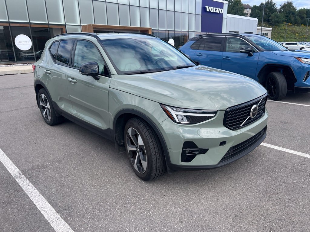 Used 2023 Volvo XC40 B5 Plus w/ Driver Assist Package AWD/4WD image 7