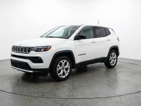 Used 2025 Jeep Compass Latitude AWD/4WD image 3