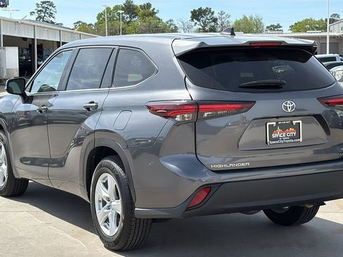 Used 2025 Toyota Highlander LE image 3