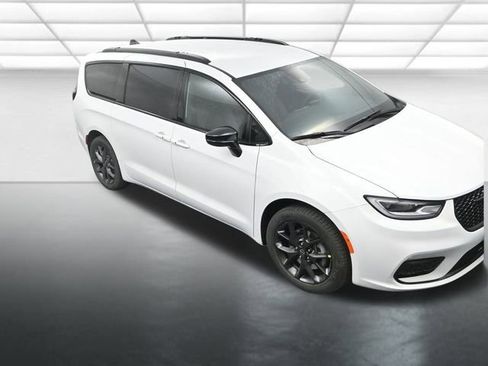 New 2026 Chrysler Pacifica Select w/ S Appearance Package image 10