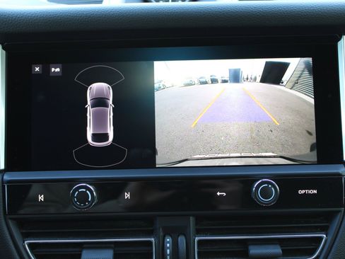 Certified 2022 Porsche Macan image 18