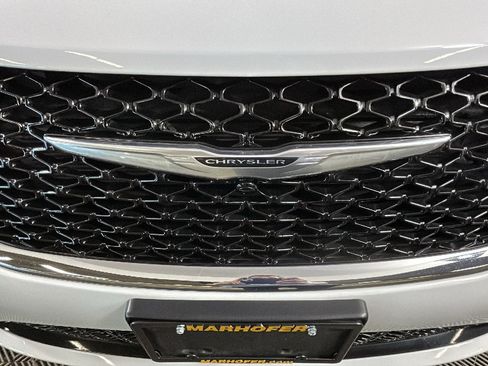 Used 2024 Chrysler Pacifica Touring-L FWD image 8