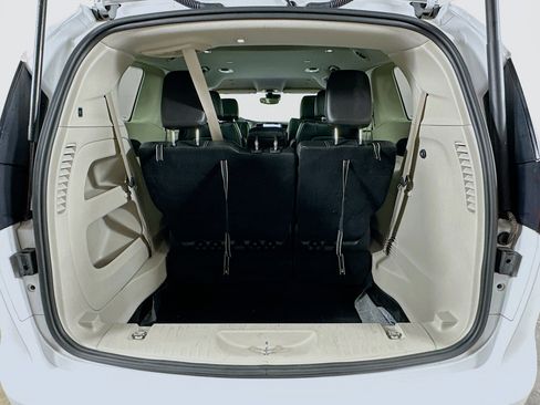 Used 2024 Chrysler Pacifica Touring-L FWD image 29