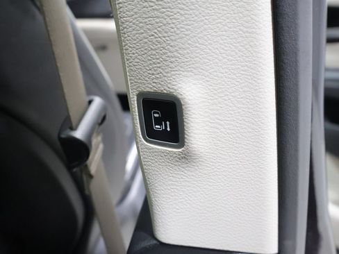 Used 2024 Chrysler Pacifica Limited FWD image 25