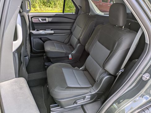 Used 2024 Ford Explorer XLT AWD/4WD image 18