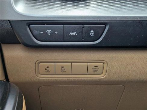 Used 2022 Kia Carnival LX image 17