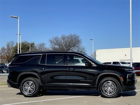 Used 2025 Chevrolet Traverse LT image 3