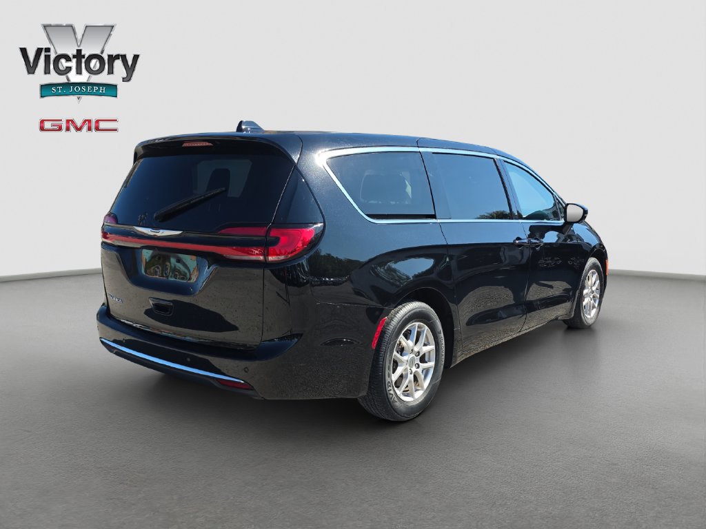 Used 2024 Chrysler Pacifica Touring-L FWD image 18