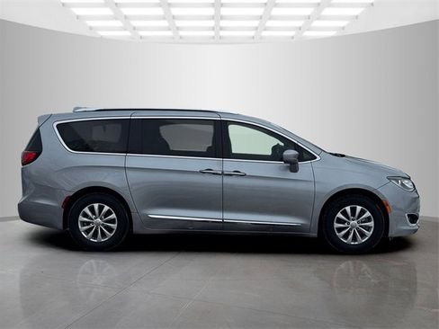 Certified 2019 Chrysler Pacifica Touring-L image 8