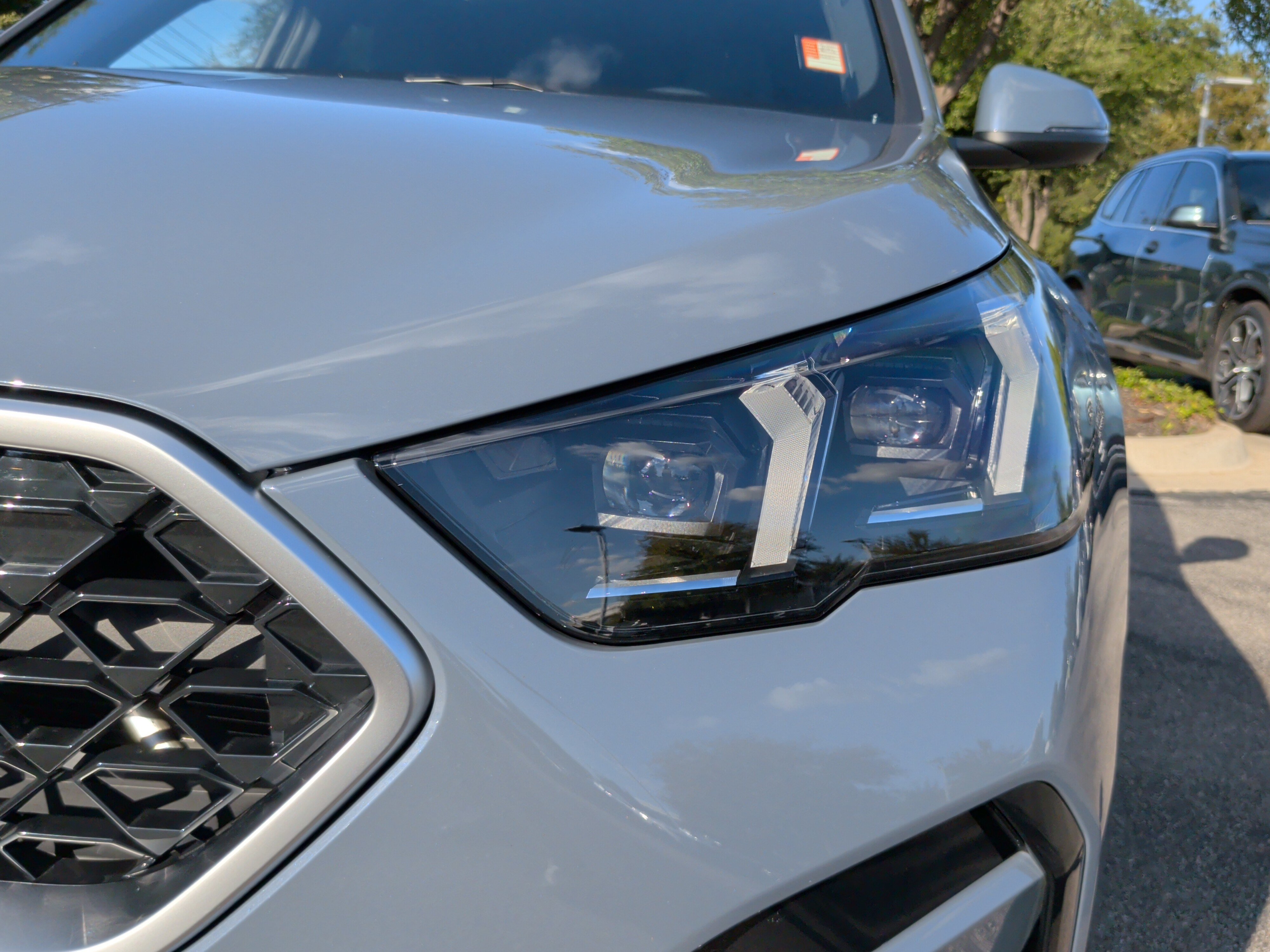 Used 2025 BMW X2 xDrive28i AWD/4WD image 3