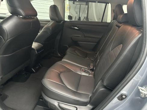Used 2022 Toyota Highlander XLE AWD/4WD image 24