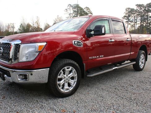 Used 2018 Nissan Titan SV w/ SV Convenience Package image 3