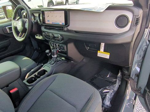 New 2025 Jeep Gladiator Sport image 33