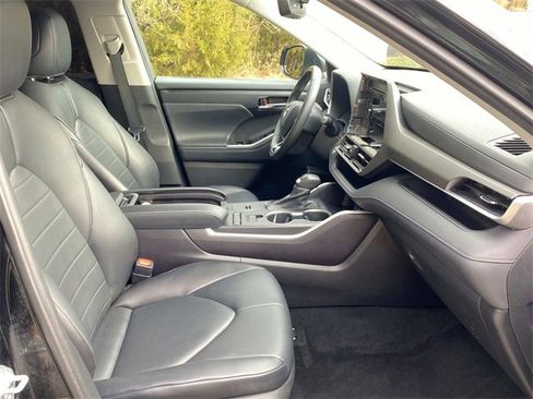 Used 2021 Toyota Highlander XLE image 33