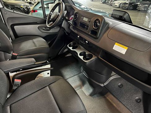 Used 2025 Mercedes-Benz Sprinter 2500 image 11