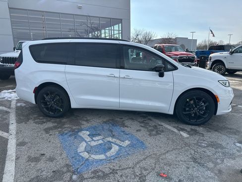 New 2026 Chrysler Pacifica Select image 39