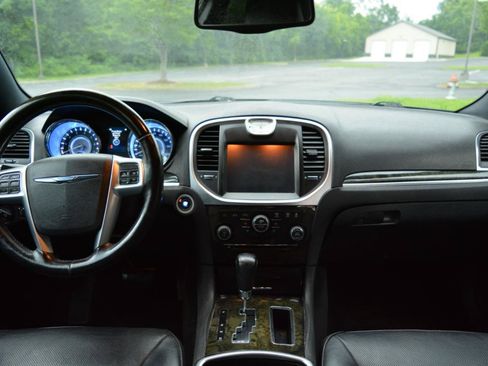Used 2013 Chrysler 300 C RWD image 18