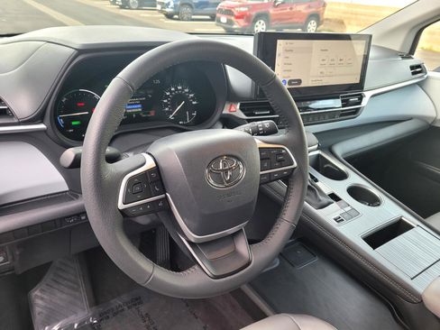 Used 2025 Toyota Sienna XLE image 9