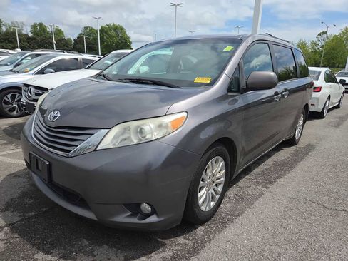 Used 2015 Toyota Sienna XLE w/ XLE Navigation Package FWD image 9