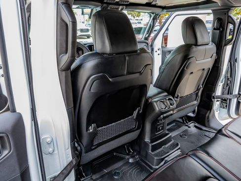 Used 2025 Jeep Wrangler Unlimited Rubicon AWD/4WD image 33