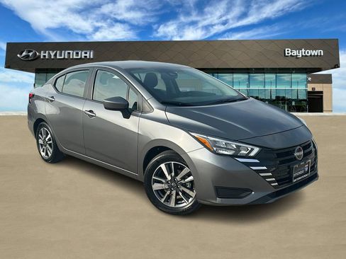 Used 2025 Nissan Versa SV FWD image 1