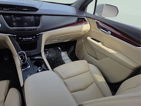 Used 2017 Cadillac XT5 Luxury w/ Driver Awareness Package image 12