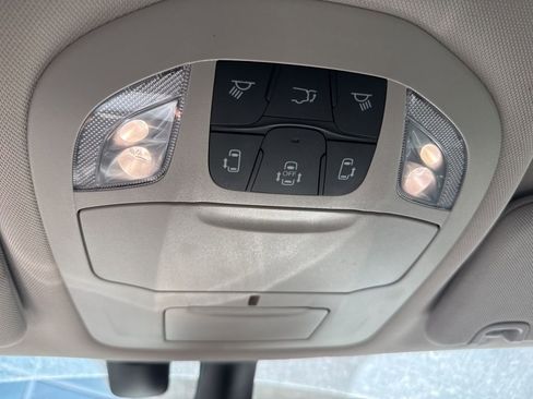 Used 2022 Chrysler Pacifica Touring-L image 6