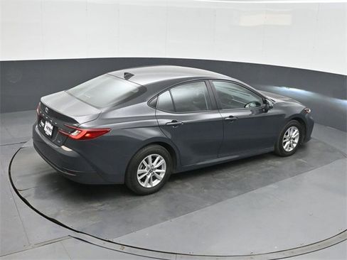 Used 2025 Toyota Camry LE image 31