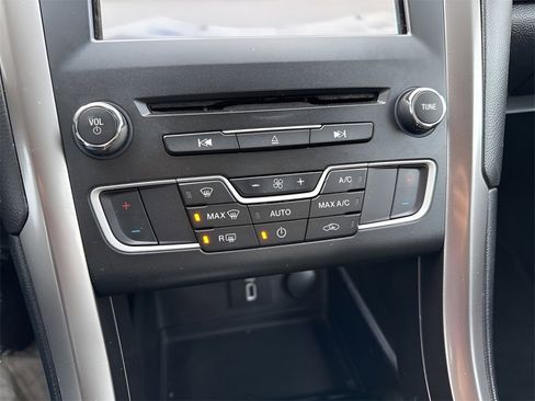 Used 2017 Ford Fusion SE w/ Fusion SE Technology Package image 23