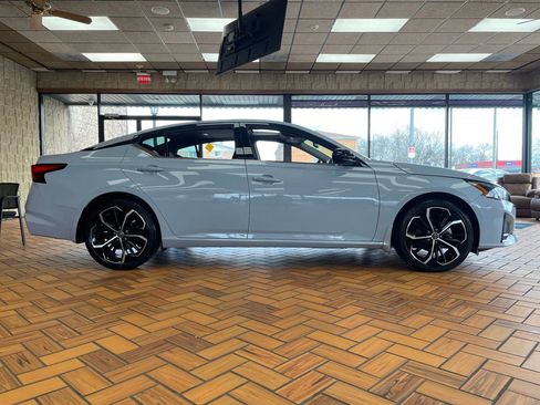 Used 2024 Nissan Altima 2.5 SR w/ SR Premium Package image 7