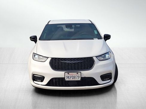 Used 2024 Chrysler Pacifica Select image 2