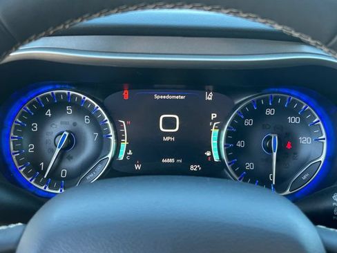 Used 2023 Chrysler Pacifica Touring-L FWD image 21