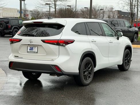 Used 2024 Toyota Highlander LE image 7