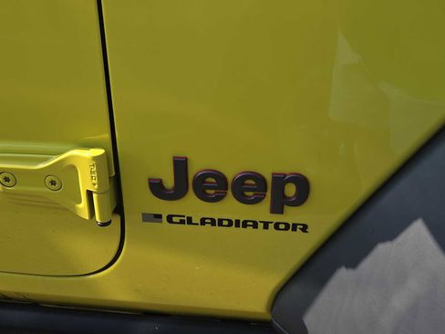 Used 2023 Jeep Gladiator Rubicon w/ Trailer Tow Package AWD/4WD image 3