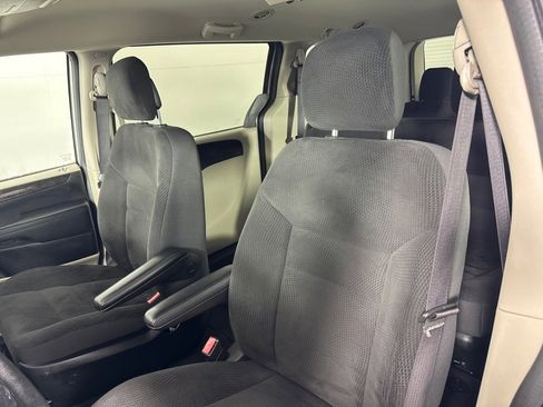 Used 2018 Dodge Grand Caravan SE w/ UConnect Hands-Free Group image 14