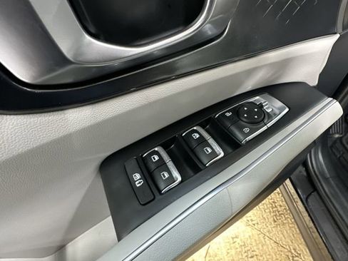Used 2025 Kia Sorento S AWD/4WD image 15