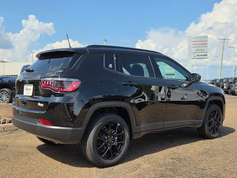 New 2026 Jeep Compass Latitude AWD/4WD image 3