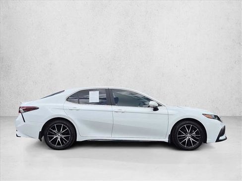 Used 2022 Toyota Camry SE FWD image 4