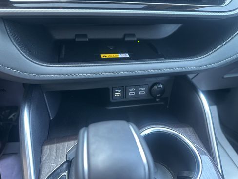 Used 2025 Toyota Highlander Platinum image 33