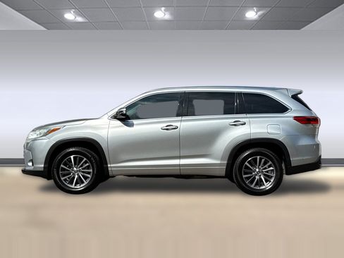 Used 2018 Toyota Highlander XLE FWD image 2
