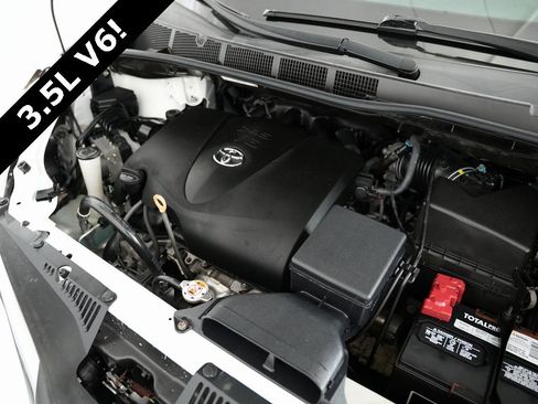 Used 2018 Toyota Sienna LE image 52