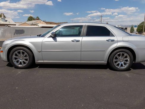 Used 2005 Chrysler 300 C w/ Navigation & Sound Group II RWD image 2