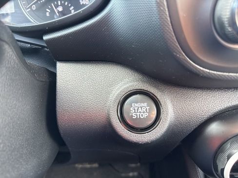 Used 2022 Hyundai Venue Limited image 35