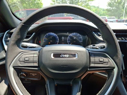 Used 2025 Jeep Grand Cherokee Laredo X w/ Luxury Tech Group I image 16