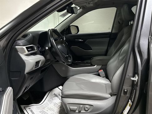 Used 2021 Toyota Highlander XLE image 19