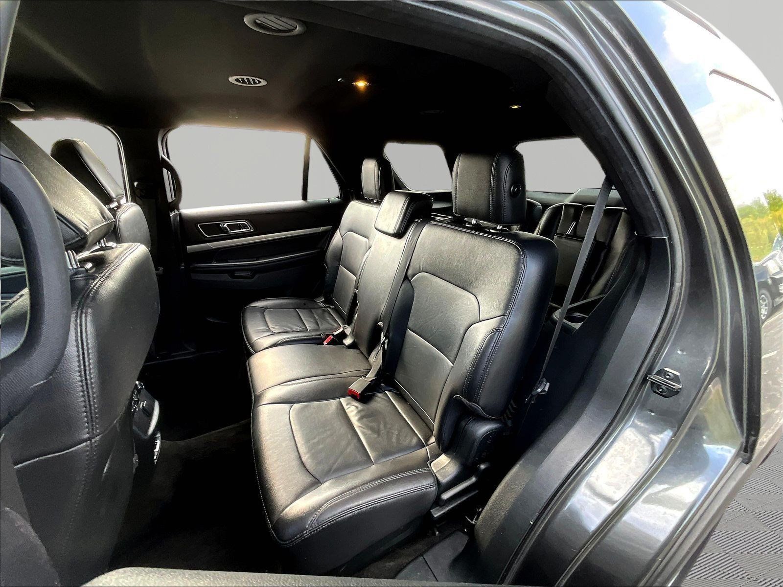 Used 2018 Ford Explorer XLT w/ Equipment Group 202A FWD image 22